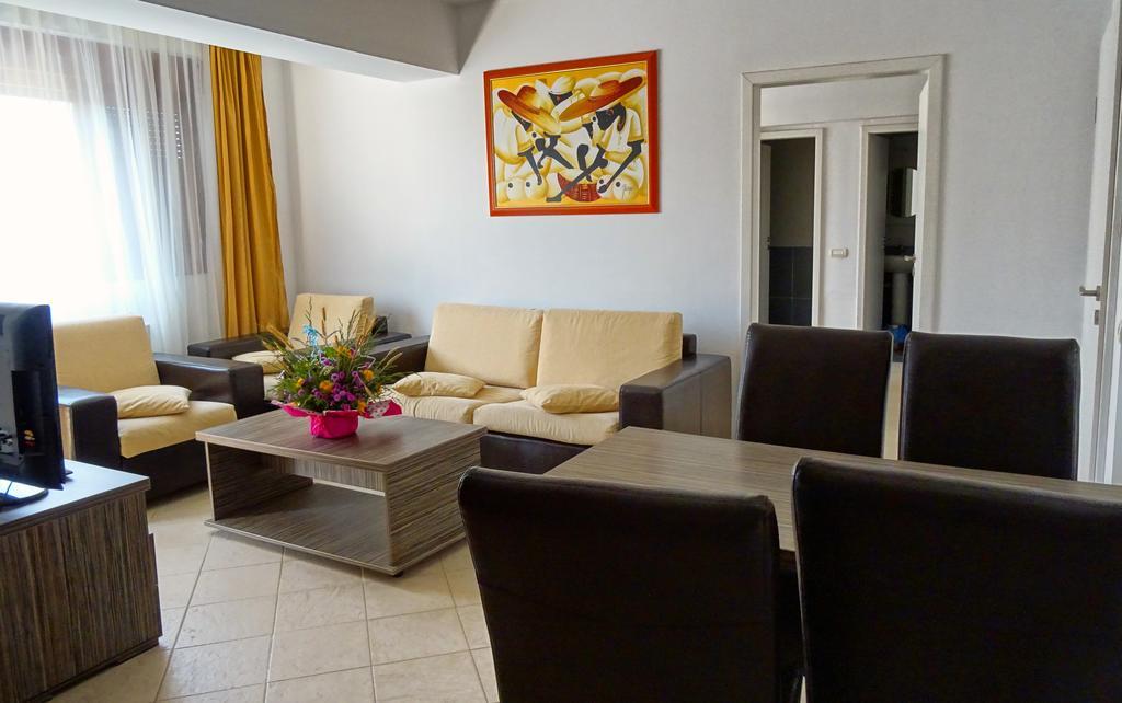 Club Residence Apartments เนพทุน ภายนอก รูปภาพ